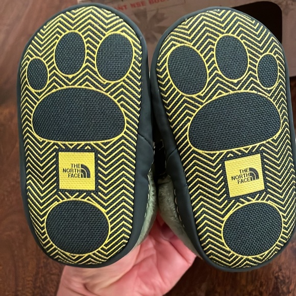 The North Face slipper booties size 4 baby/toddler - Picture 2 of 6